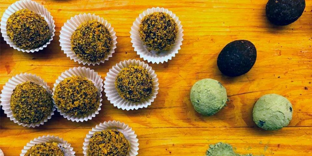 Raw gulôčky s rakytníkovou múkou