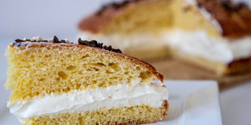 Brioška s krémom z bielej čokolády