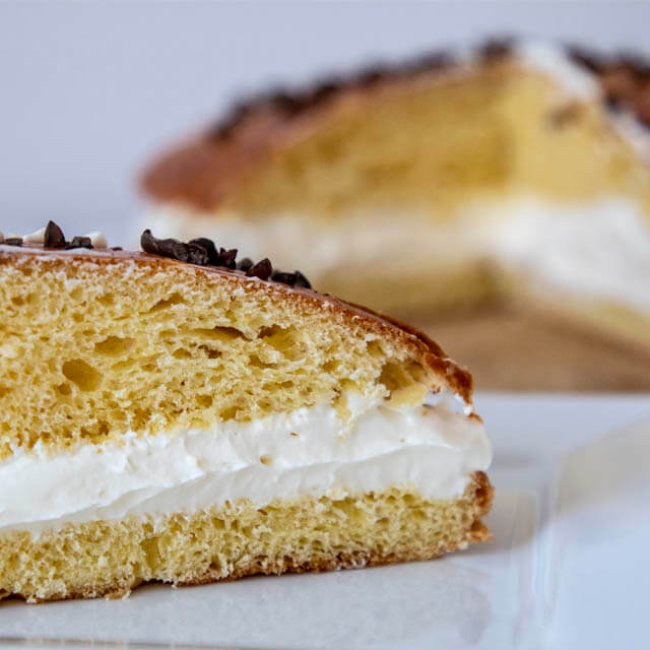 Brioška s krémom z bielej čokolády