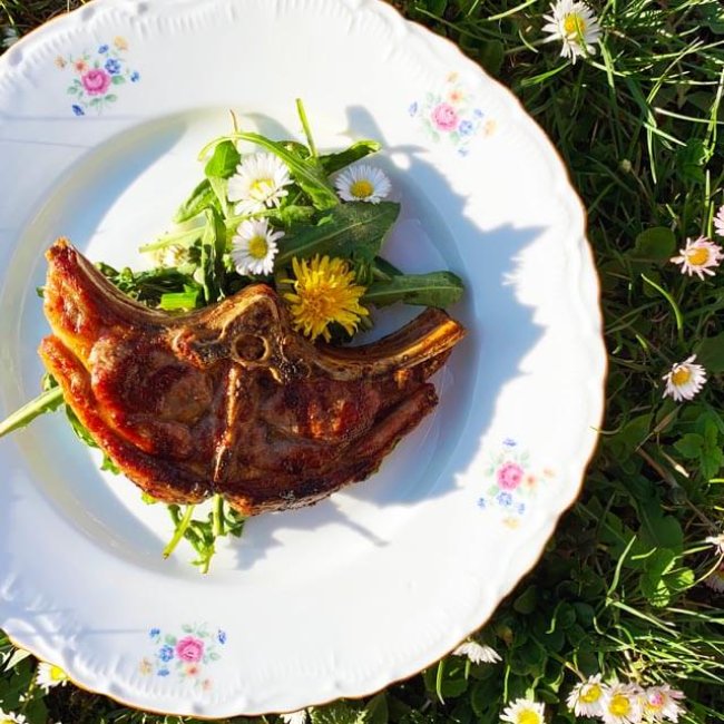 Jahňacia kotleta s púpavovým šalátom