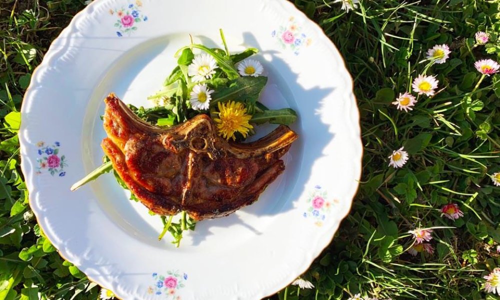 Jahňacia kotleta s púpavovým šalátom