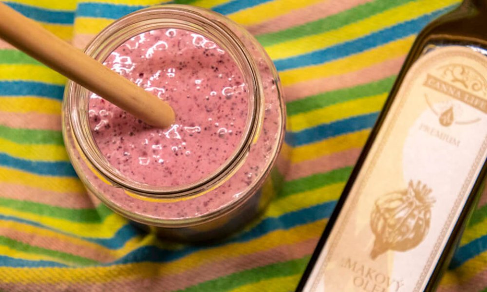 Mliečno-makový drink s černicami