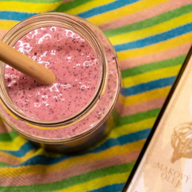 Mliečno-makový drink s černicami