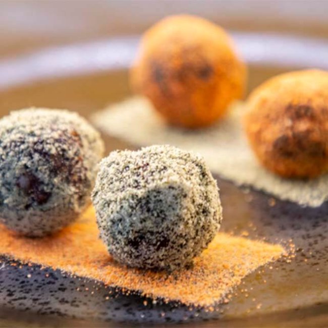 Paradajkovo-tekvicové RAW guľky s mrkvovým prachom