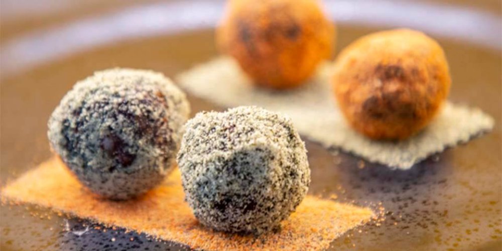 Paradajkovo-tekvicové RAW guľky s mrkvovým prachom