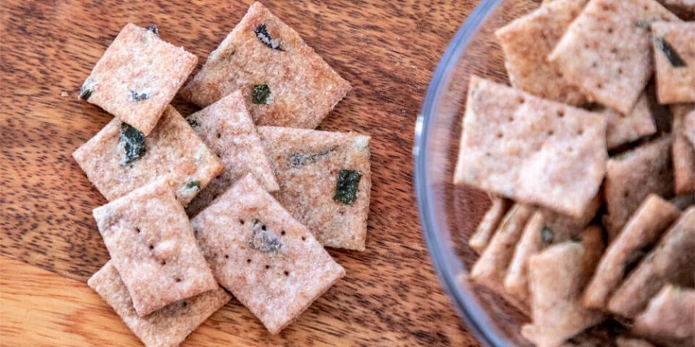 Pohánkovo-špaldové krekry s medvedím cesnakom