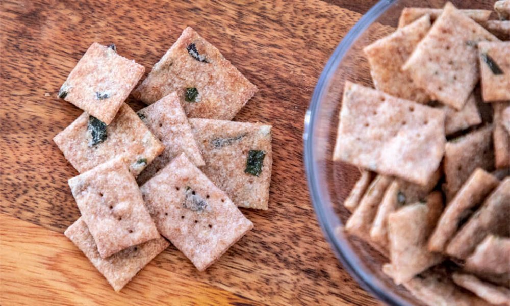 Pohánkovo-špaldové krekry s medvedím cesnakom