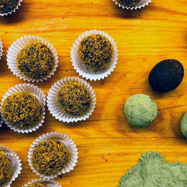 Raw gulôčky s rakytníkovou múkou