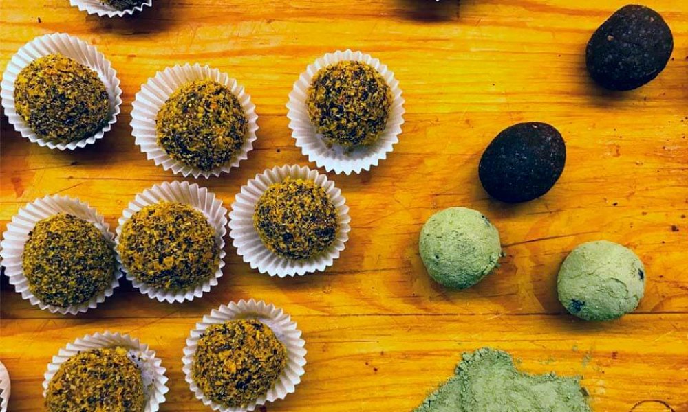 Raw gulôčky s rakytníkovou múkou