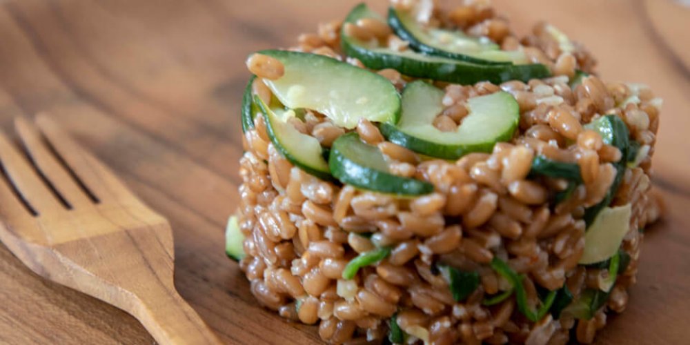 Špaldový šalát s cuketou