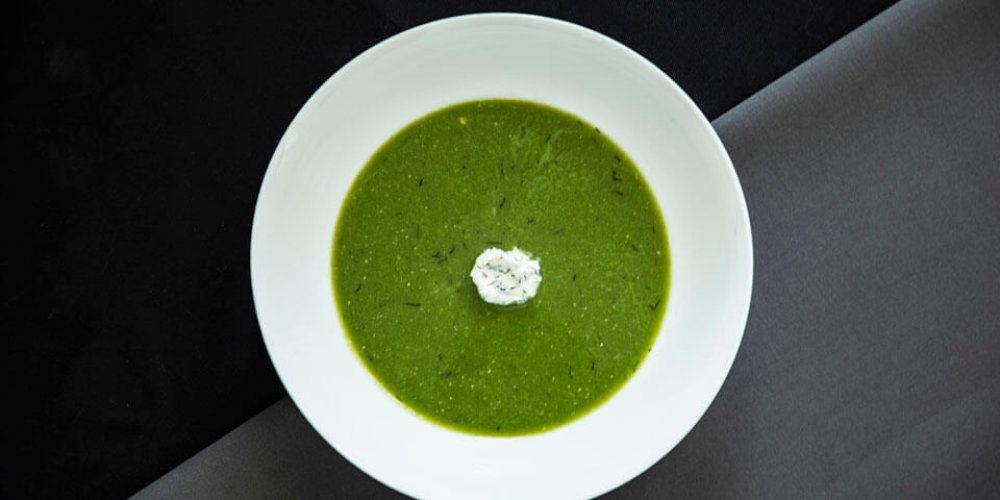 Letná špenátová polievka s kozou ricottou a kôprom