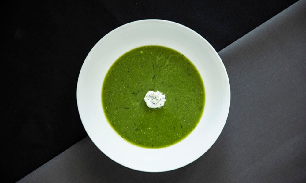 Letná špenátová polievka s kozou ricottou a kôprom