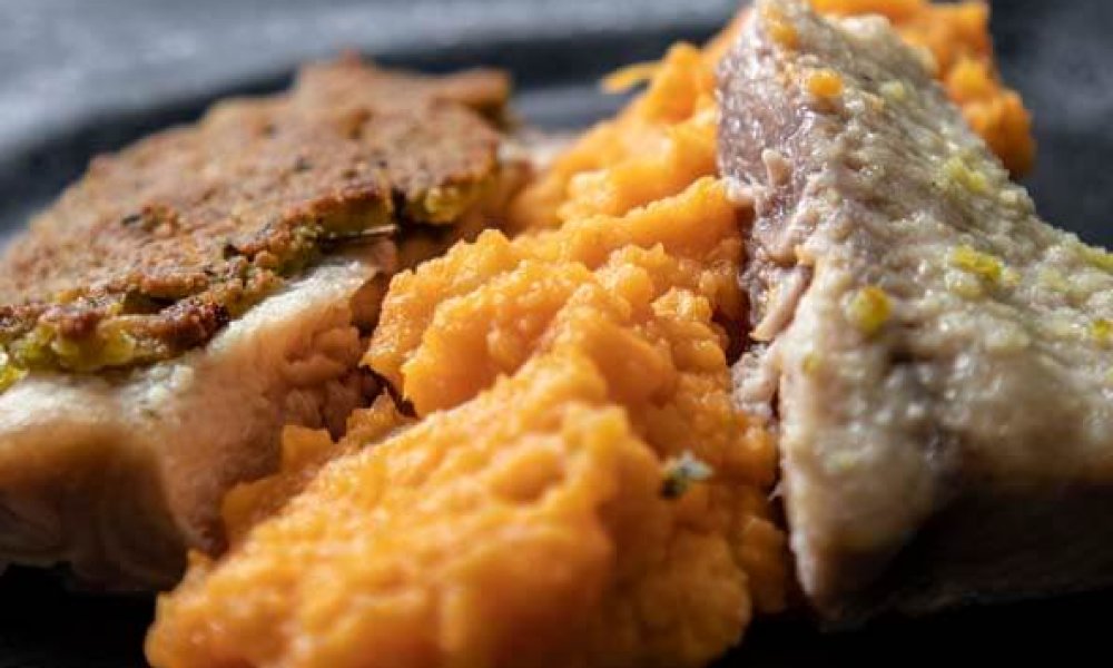 Sumček s hráškovo-bylinkovou krustou