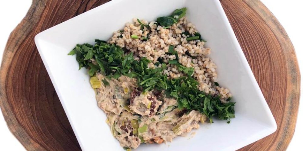 Tempeh s pórom v orechovej omáčke s krúpami