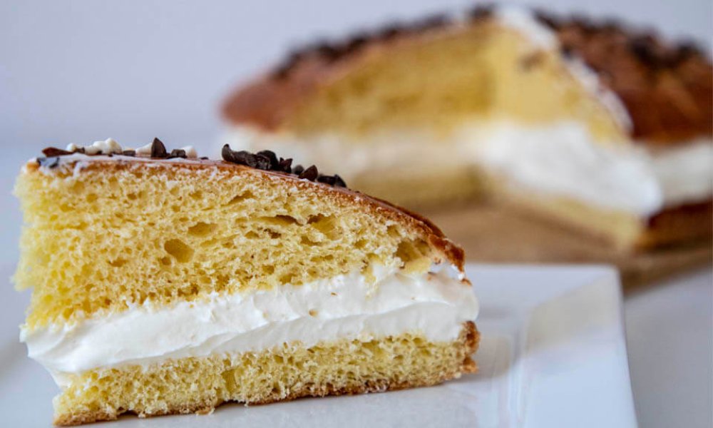 Brioška s krémom z bielej čokolády