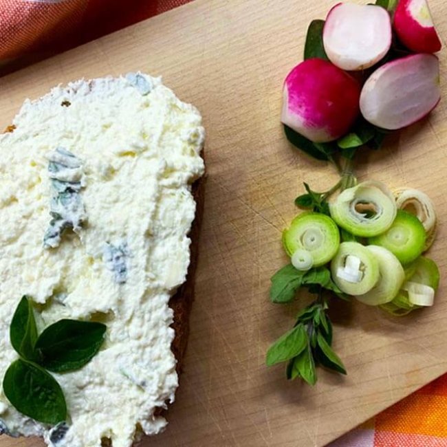 Nátierka z mladého cesnaku