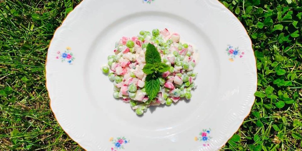 Letný hráškovo-reďkovkový šalát s bryndzou a mätou