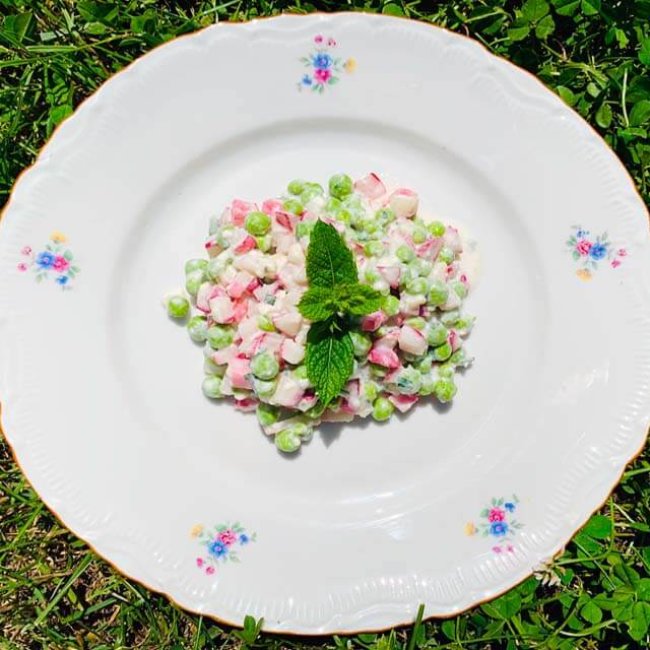 Letný hráškovo-reďkovkový šalát s bryndzou a mätou