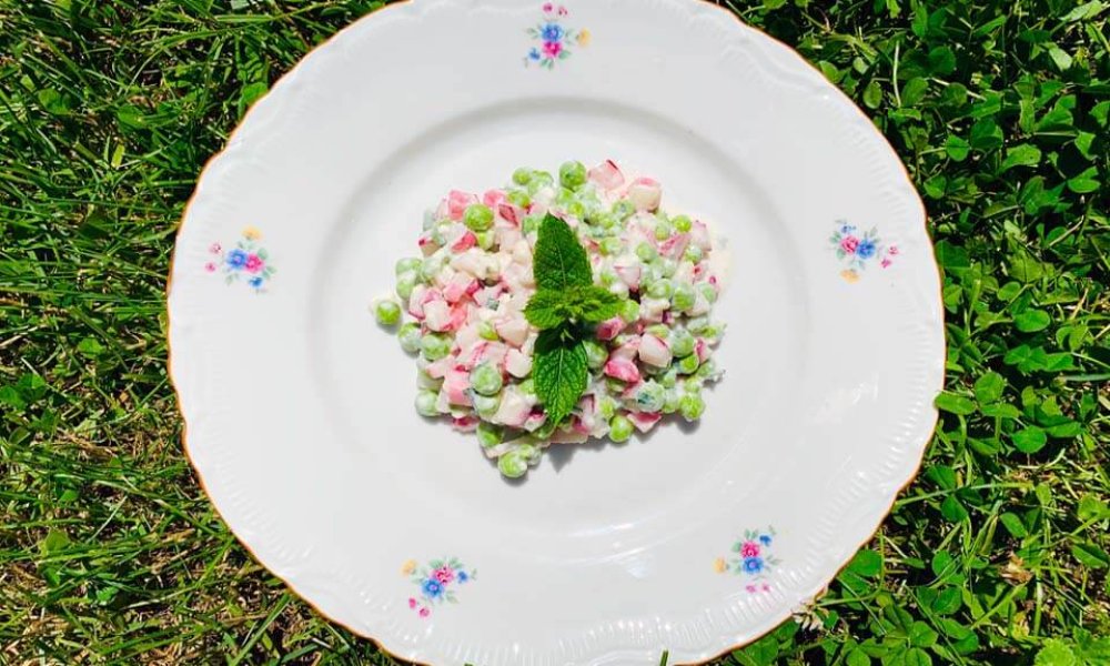 Letný hráškovo-reďkovkový šalát s bryndzou a mätou