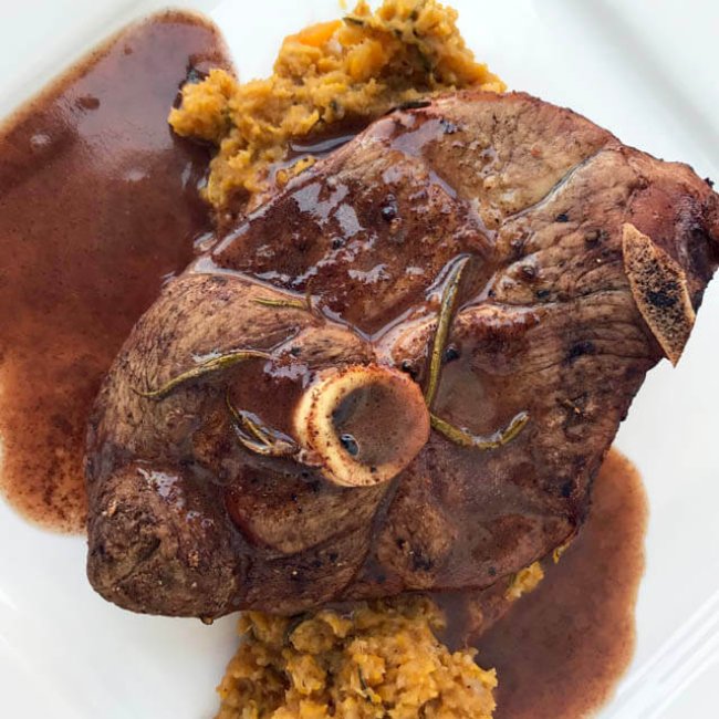 Marinovaná jahňacina s pyré z koreňovej zeleniny