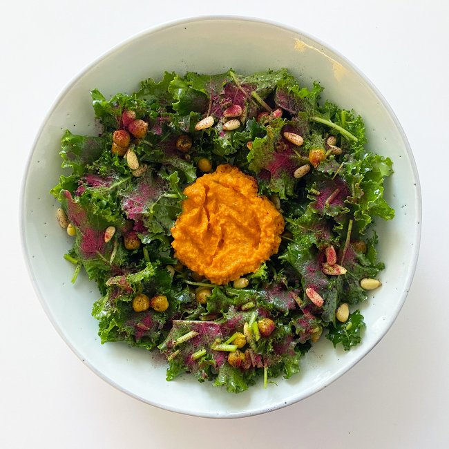 Šalát z kučeravého kelu s pečeným cícerom