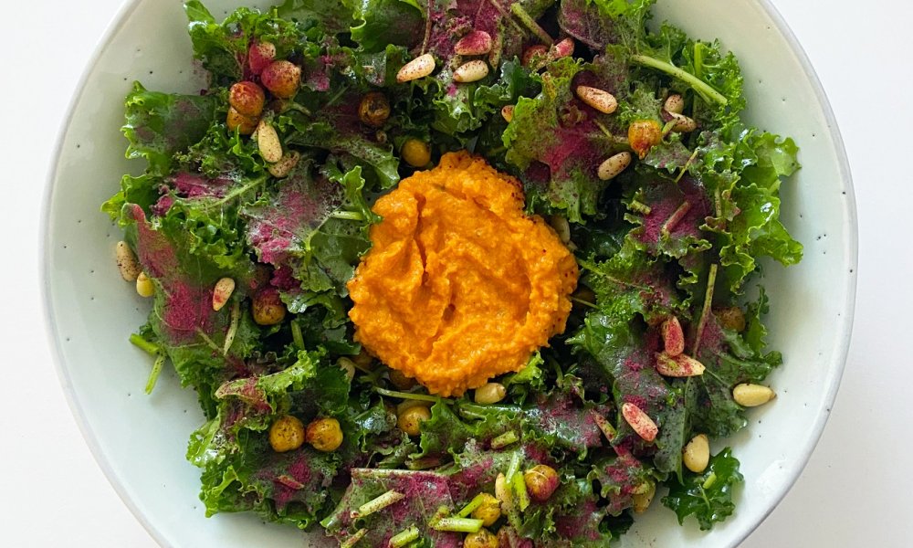 Šalát z kučeravého kelu s pečeným cícerom