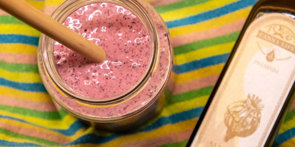 Mliečno-makový drink s černicami