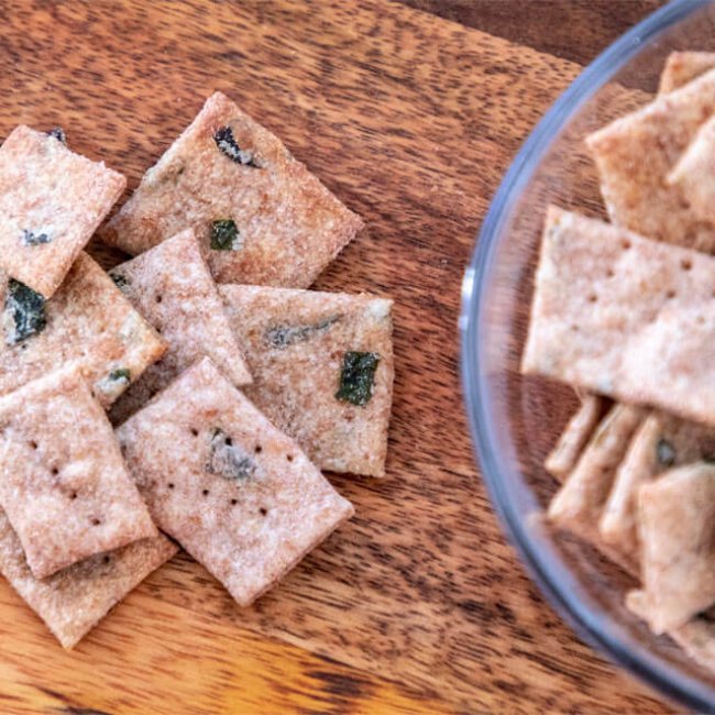 Pohánkovo-špaldové krekry s medvedím cesnakom