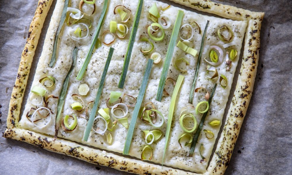 Jarný koláč s medvedím cesnakom