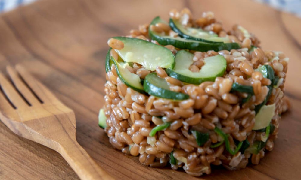 Špaldový šalát s cuketou