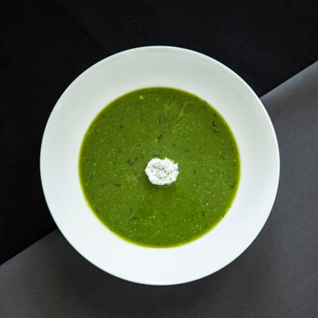 Letná špenátová polievka s kozou ricottou a kôprom