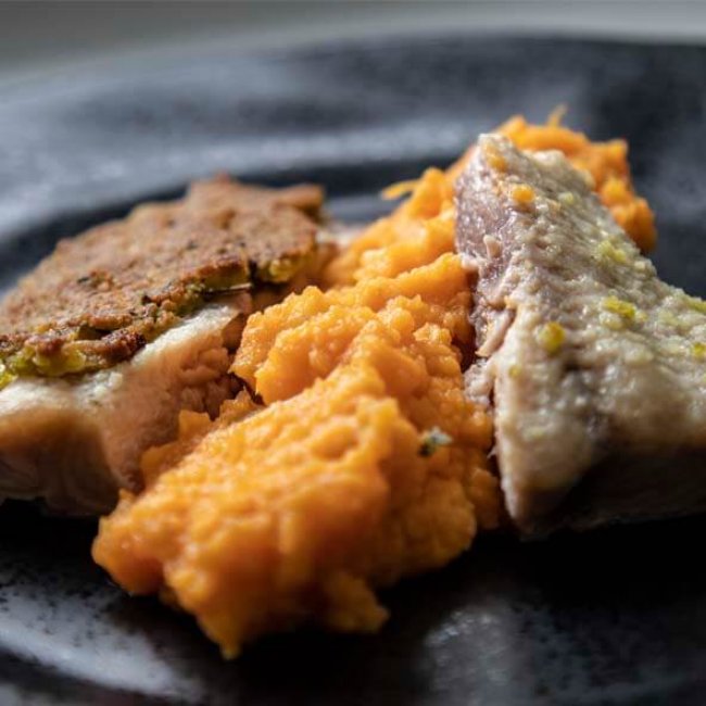 Sumček s hráškovo-bylinkovou krustou