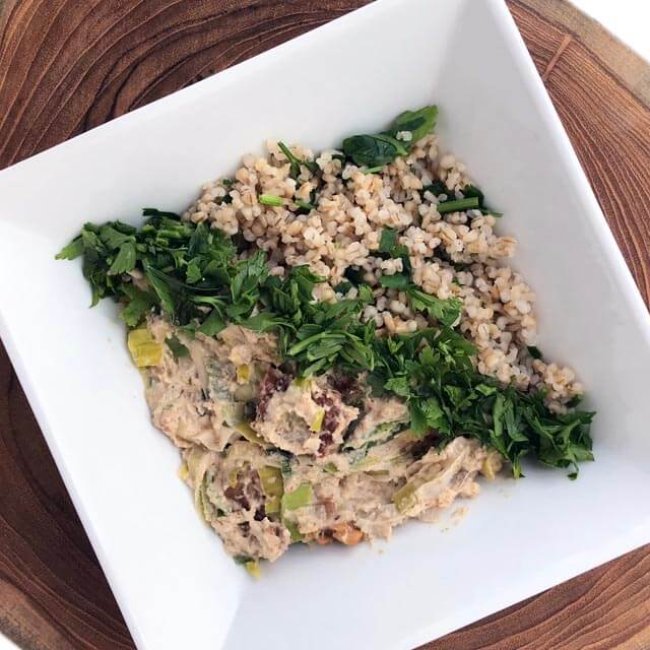 Tempeh s pórom v orechovej omáčke s krúpami