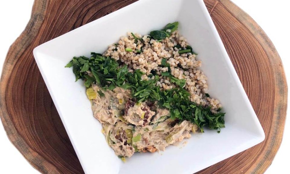 Tempeh s pórom v orechovej omáčke s krúpami